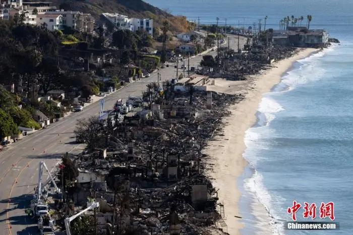 当地时间1月12日,美国加州洛杉矶,山火过后的帕利塞兹地区一片狼藉