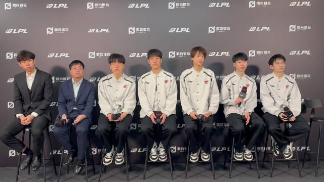 q：今天是flandre选手出道十周年，作为他现在的队友，有什么感受？__财经头条