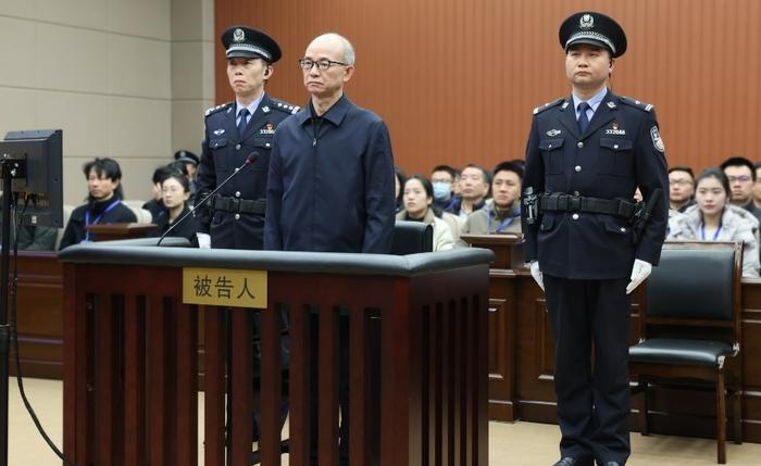 钟自然,将机密级文件交予不应知悉者阅看并保管,情节严重!