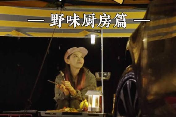 微光中，炉灶上滋滋作响的牛排， 伴随浓郁的香气，仿佛能熨平一天的疲惫
