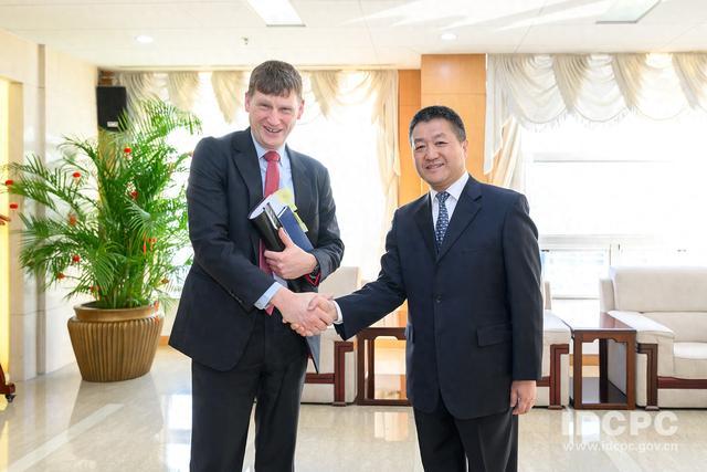 中联部副部长陆慷会见英国外交发展部国防与情报总司长艾伦