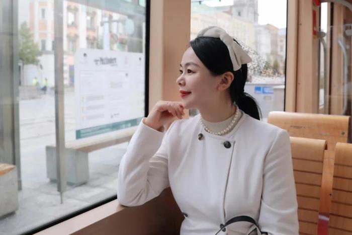 范主身边的朋友,自己的妈妈、婆婆,也是人手一条。对爱珍珠的人来说,这条项链无论年龄、气质,都很友好,精美的包装,送人也合适。