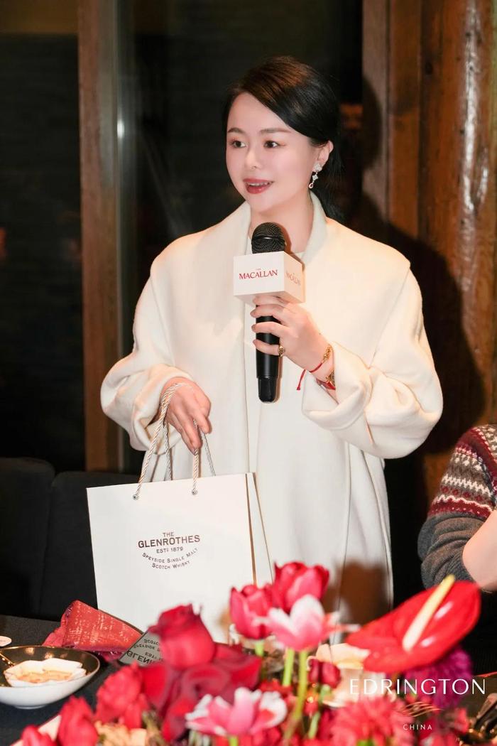 尤其本命年或者想在新年祈福的小伙伴,红绳手链可以说是必备单品了,划线价268元,折后仅需241元就能入手。