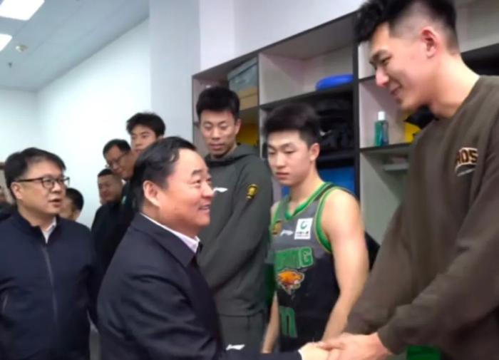 “向大家拜个早年”!春节前,省委书记赴现场看比赛