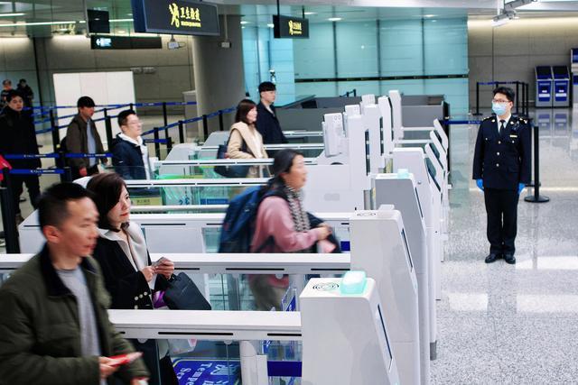 上海虹桥机场海关关员在春运入境现场服务保障旅客便利通关 韩宇豪 摄
