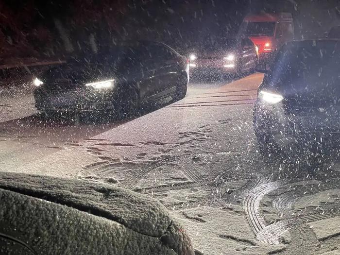 寒潮下的春运:雪夜被困高速7个多小时,彻夜坚守的警车带来安全感