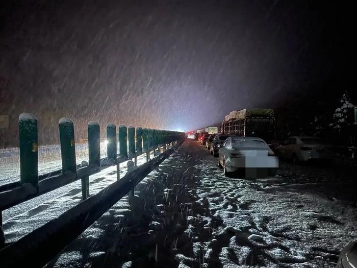 寒潮下的春运:雪夜被困高速7个多小时,彻夜坚守的警车带来安全感