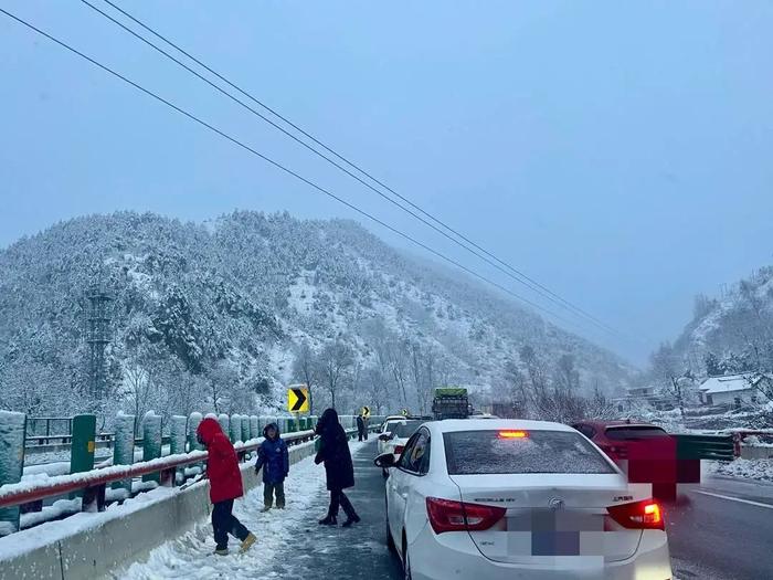 寒潮下的春运:雪夜被困高速7个多小时,彻夜坚守的警车带来安全感