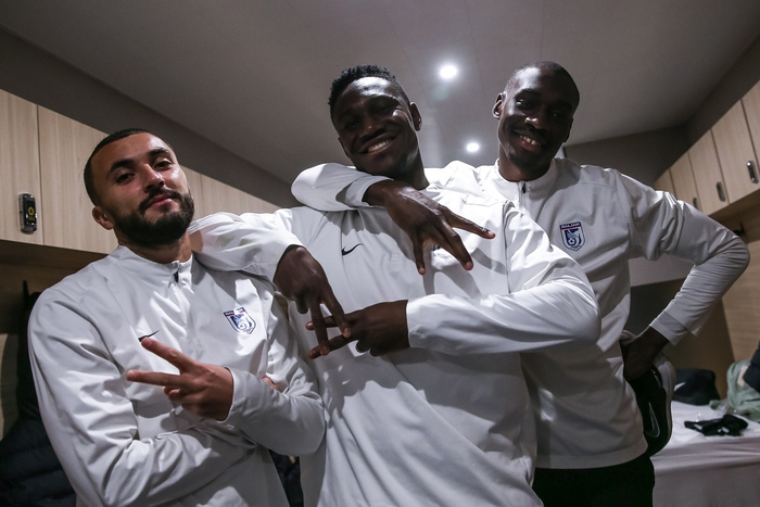 大连英博备战中超图片分享，3大外援这是什么手势？老将以身作则