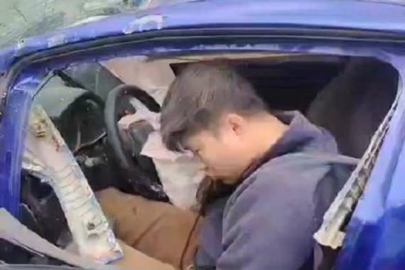 这飞度，飞得是有多快？！撞成这样……