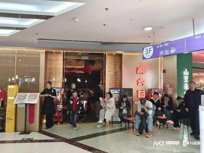 2月8日晚餐时间,位于广州天河区的麻六记门店。图源:南方都市报