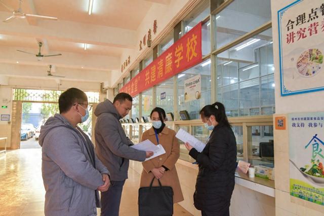 梧州市纪检监察机关深入全市中小学饭堂,就“校园餐”突出问题进行专题调研。林志清 摄