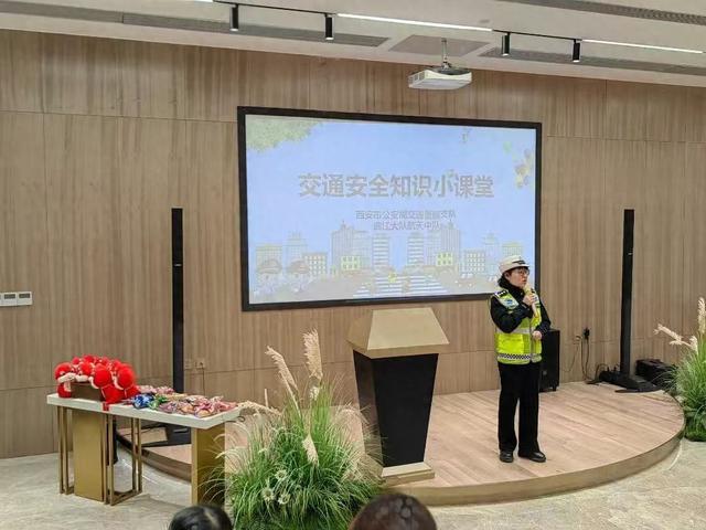 一看就会（交警走进校园开展交通安全教育课）守护成长路 | 西安交警进校园，点亮交通安全“警示灯”，