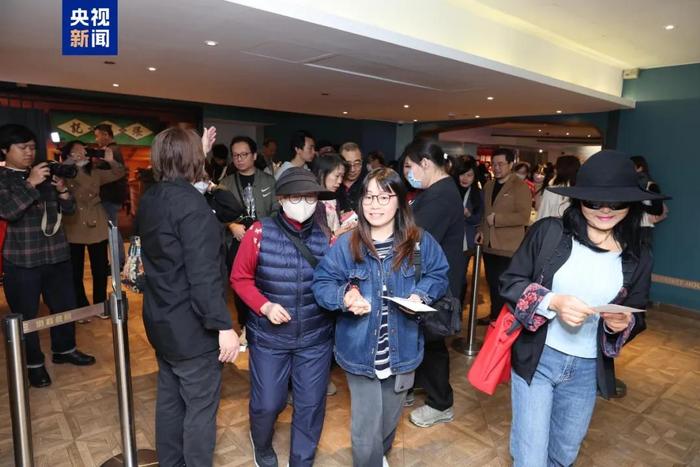 香港影院观影现场火爆。图片来源:央视新闻客户端