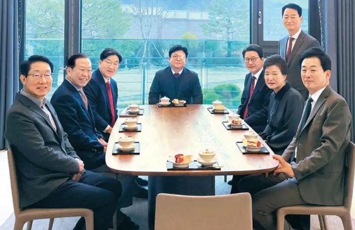 韩国前总统朴槿惠(右二)3日会见执政党国民力量党领导层。图源:韩媒来源 | 参考消息审核 | 卢长银编辑 | 徐璐明校对 | 于泽淼