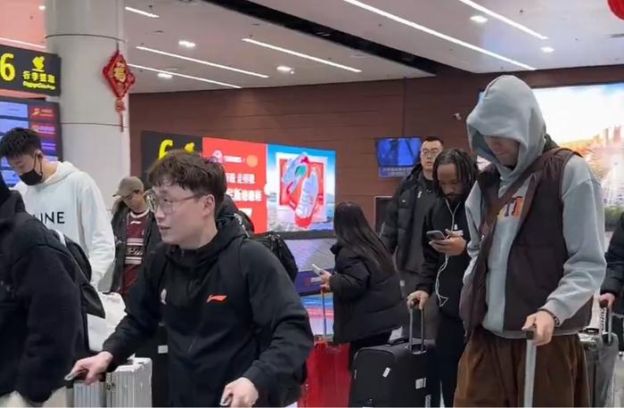 感动!莱尼回沉阳,近百名莱迷接机为球队呐喊助威,全队士气低落