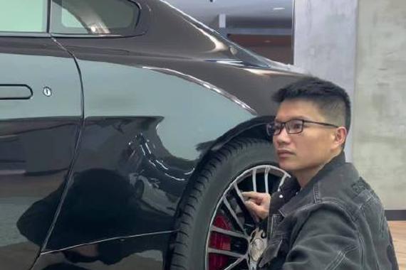 V8 Vantage的风格是100%的阿斯顿·马丁风格，同时具备优雅及蓄势待发的姿态