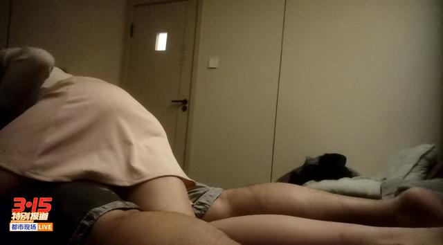 (▲ 女技师穿着暴露,几乎完全趴在暗访记者的身上)