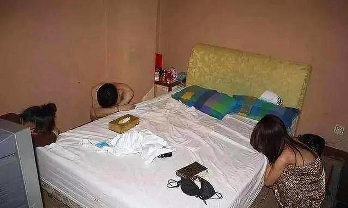 这都可以（女子四十岁古语怎么说）女子40岁，40岁女子在仓库里卖淫，现场画面流出，照片曝光，擦拭纸巾扔满地，纸巾，