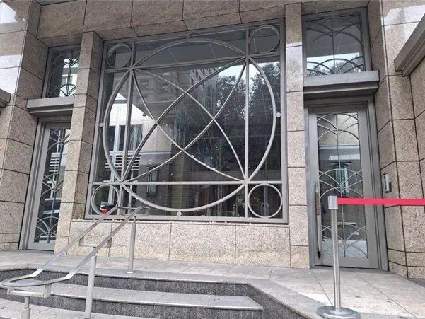 据报道,郭台铭住处外被茶农扔鸡蛋抗议。图源:中时新闻网