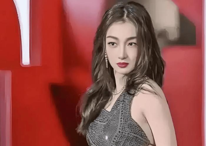 33岁的周冬雨医美成功，终于甩掉冬瓜脸大变样！网友直呼太美了！