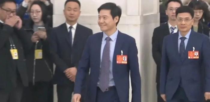 雷军与周云杰同框的视频截图