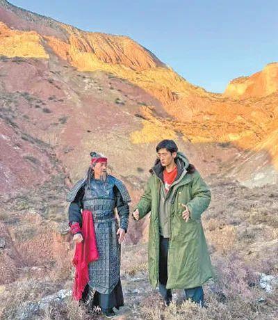 图为张建宗(右)给张以芳讲述拍摄方案。图源:兰州发布
