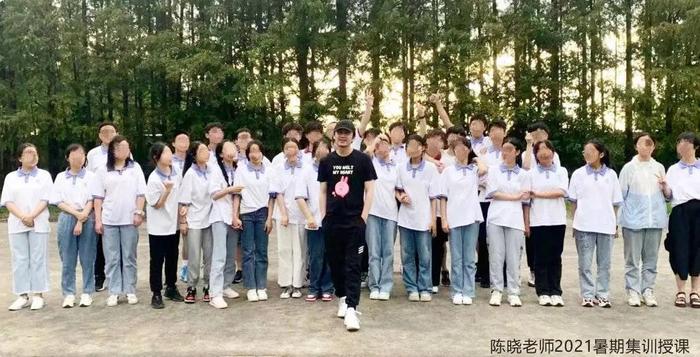 陈晓与学生合影 图据受访机构微信公众号