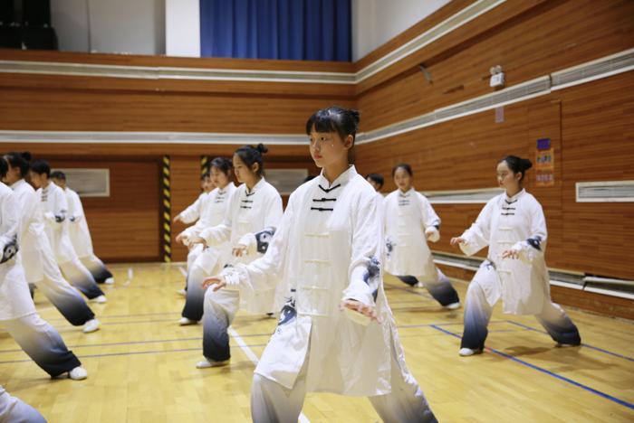 上海中医药大学附属闵行晶城中学学生课间操打五禽戏。学校供图