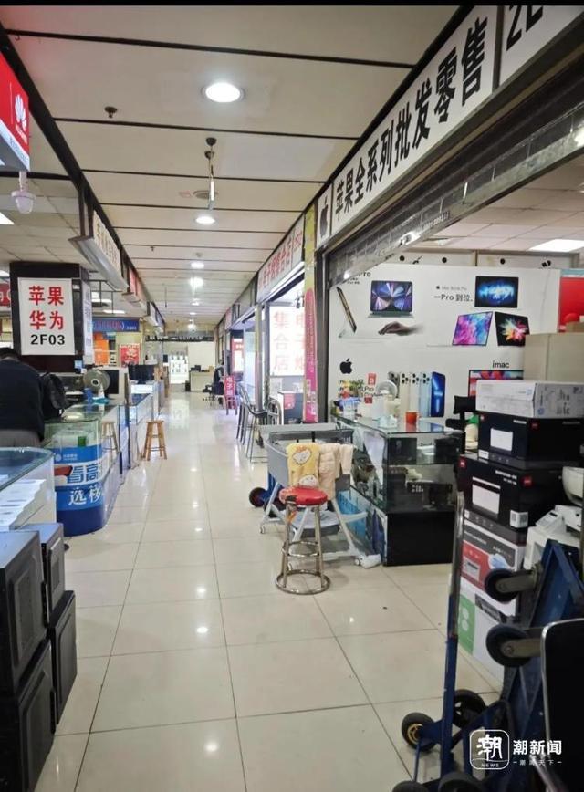 二级市场的手机店出现涨价。图片来源:潮新闻 滕一韬 摄