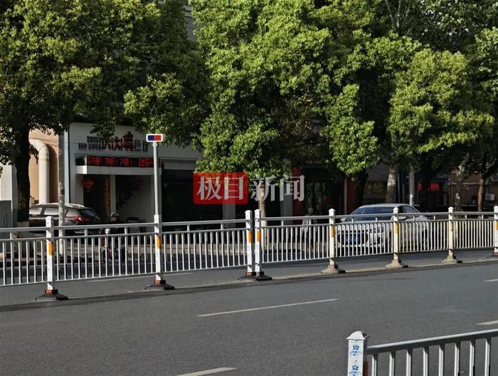 事发路段加装的护栏(极目新闻记者 唐佳燕 摄)