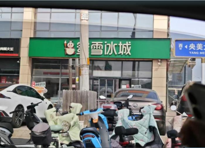 被改色的蜜雪冰城的店招 人民网 陈叶欣摄