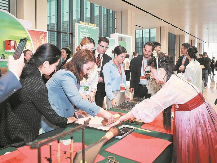 2025成都国际友城合作与发展大会嘉宾体验中国传统雕版印刷。成都日报锦观新闻记者 魏麟潇 摄