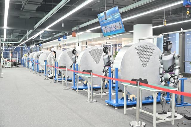国家和地方共建人形机器人创新中心,展厅内的人形机器人。澎湃新闻记者 张呈君 摄