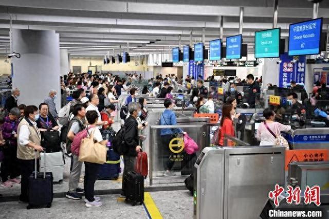 4月18日,广深港高铁西九龙站口岸迎来入境客流高峰。王琛摄