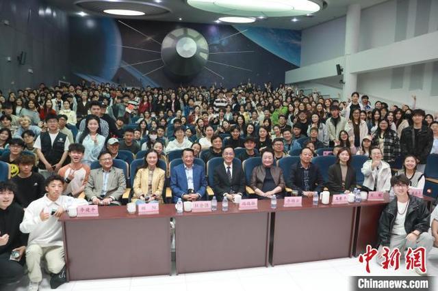 4月18日,冯远征在河北传媒学院与部分师生合影。 河北传媒学院党委宣传部供图