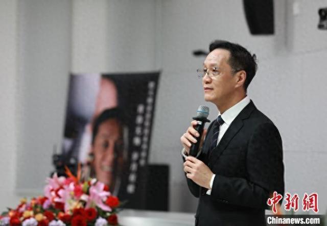 4月18日,冯远征在河北传媒学院进行“青春无悔 岁月有痕”主题演讲。 河北传媒学院党委宣传部供图