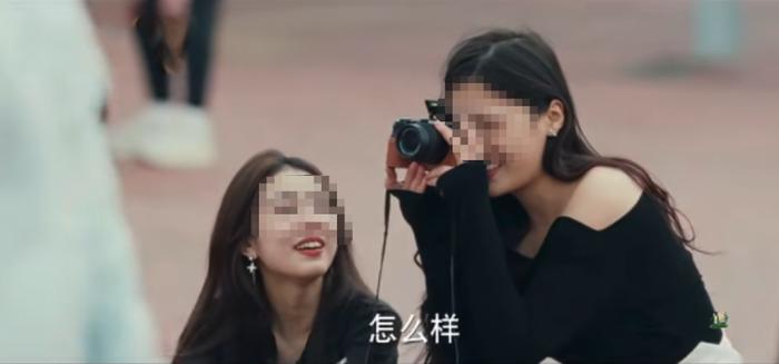 “思思”(左)和朋友出现在热播剧中 视频截图