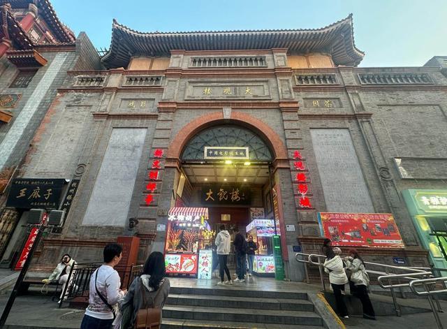 2025年4月14日,游客参观北京大观楼影城。新华社记者 杨淑君 摄