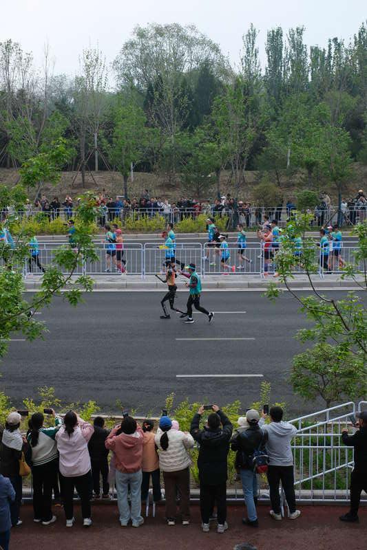 4月19日7时30分,北京亦庄半程马拉松暨人形机器人半程马拉松在南海子公园南门开跑。中青报·中青网记者 田嘉硕/摄