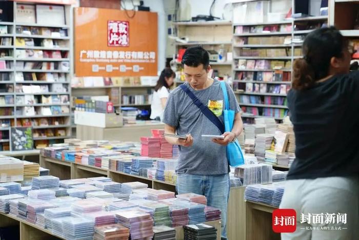 4月19日,听到广东音像城即将撤场的消息后,市民前来选购唱片。杨峰/摄