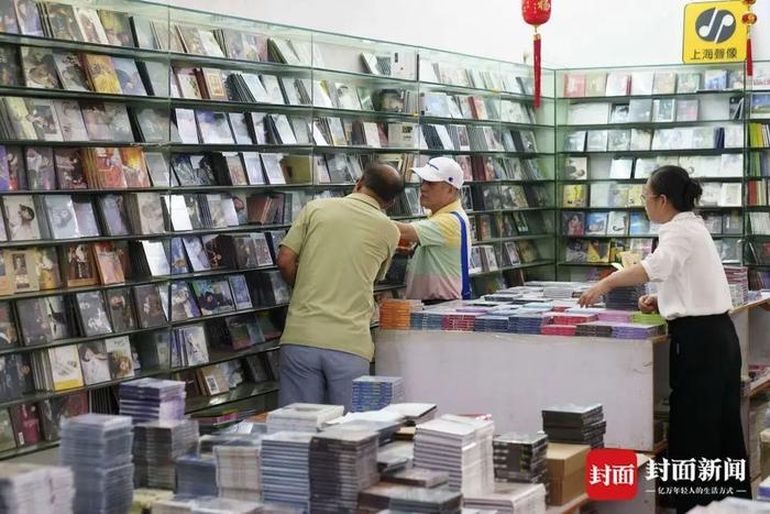 4月19日,两位发烧友听到广东音像城即将撤场的消息后,前来选购唱片。杨峰/摄