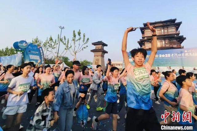4月20日,跑者沿江穿城,感受城市之美。李雯艳 摄