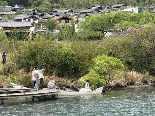 与古朴纳西族民居相连的阿美泽雪山营地,有草地、湖水、大青树,是年轻人喜欢的婚纱旅拍目的地。中青报·中青网记者 张文凌/摄