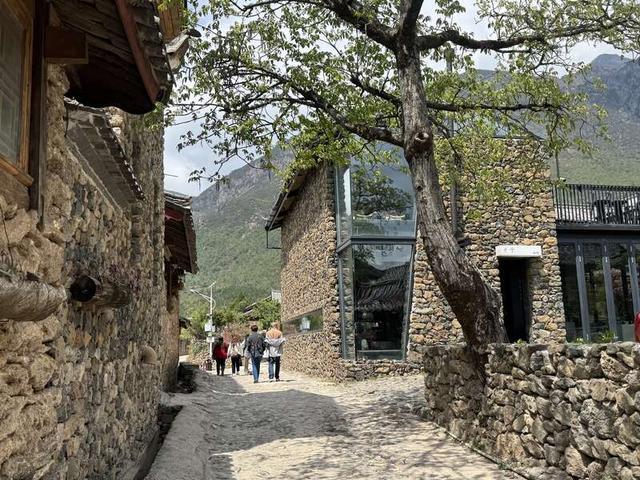 保留了传统石头房的丽江市玉湖村,吸引了大量游客。中青报·中青网记者 张文凌/摄