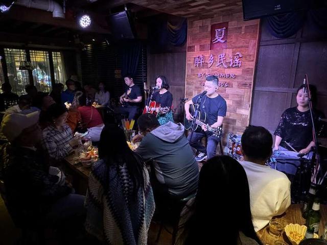 丽江以独特魅力吸引着全国民谣音乐人,成为民谣歌手的旅居之乡。中青报·中青网记者 张文凌/摄