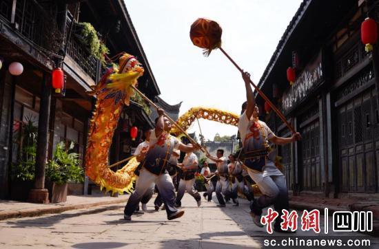 黄龙溪古镇舞龙。双流区文化广电体育和旅游局 供图