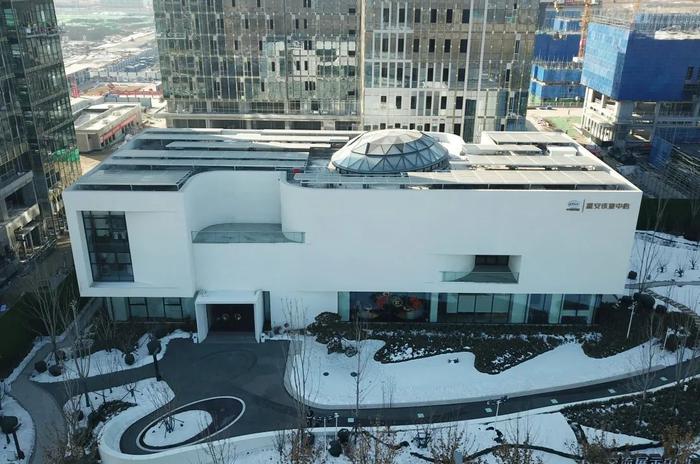 🔹(资料图)航拍雄安自贸试验区交流展示中心。中新社记者 韩冰 摄