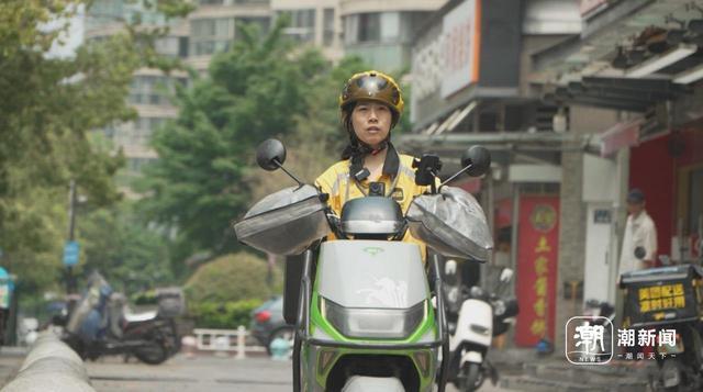 文景在杭州跑单路上。
