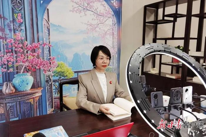读者在金塔县图书馆直播间朗读。